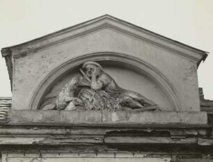 Auf einer Korngarbe sitzender Schnitter mit seinem Hund : Dresden-Neustadt, Bautzner Straße 96. Marcolinische Meierei. Relief "Auf einer Korngarbe sitzender Schnitter mit seinem Hund” (1795; F. Pettrich) am westlichen Torhaus