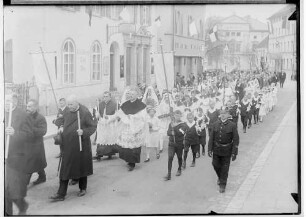 Fidelisprozession in Sigmaringen 1933; Prozession in der Antonstraße, am linken Bildrand Cafe Stumpp, im Hintergrund Prinzenpalais