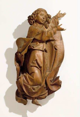 Schwebender Engel aus einer Gruppe von zwei Engeln vom Marienaltar der Kirche Heilig Kreuz in Coburg. Zugehörig: Maria auf der Mondsichel und vier Reliefs