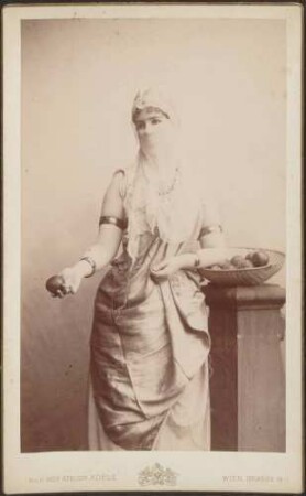 Damenporträt mit Kostüm einer Odalisque.