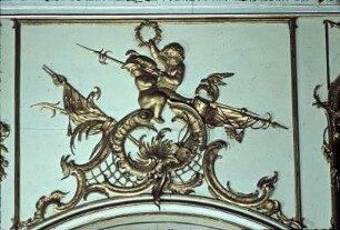 Supraporte mit Rocaillen und zwei Putten mit Trophäen