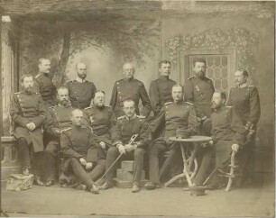 GOffiziere, Ärzte und Beamte (dreizehn Personen) des II. Bataillon in Fotoatelier in Ulm, 1890