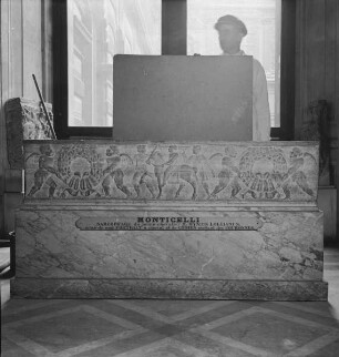 Sarkophag des Reiters Mynius Lollianus mit Genien und Reiterstandbild