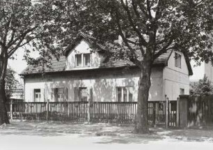 Dresden-Friedrichstadt, Waltherstraße 2. VEB Mühlenwerke Dresden, Betriebsteil II (vormals Bienert-Mühle (Hafenmühle)). Wohnhaus (Haus des Obermüllers). Straßenansicht (Bremer Straße)