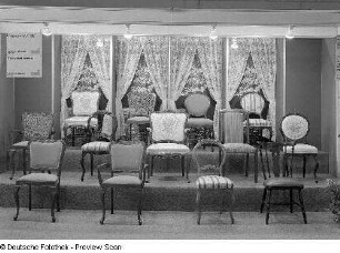 Chippendale-Stuhl (Modell 102) : Ausstellungskoje mit Chippendale-Stühlen (1978; VEB Stil- und Polstermöbel Rabenau)