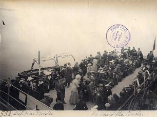 Edinburgh, Schottland. Touristen der Hapag auf einem Tenderboot während der Fahrt auf dem Firth of Forth
