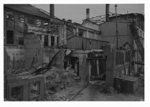 Industrie-Kraftwerk. Zerstörtes Maschinenhaus, Ansicht von Südwest : Lauta (Niederlausitz). Industrie-Kraftwerk. Zerstörtes Maschinenhaus, Ansicht von Südwest