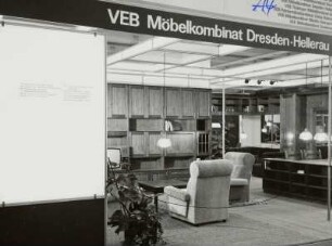 Messehalle für Möbel (Halle 15). Raumaufnahme mit Ausstellungskoje des VEB Möbelkombinat Dresden-Hellerau