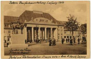 Portal an der Reitzenhainer Straße, entw. v. Arch. A. Herold, Leipzig : Standbild des Königs Friedrich August