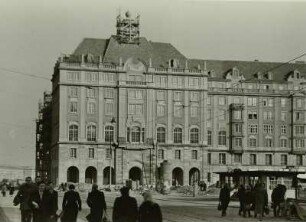 Wohn- und Geschäftshaus : Dresden-Altstadt. Altmarkt, Ostseite. Haus Altmarkt und Wohn- und Geschäftshaus (1953/1956; H. Schneider, K. Röther). Straßenansicht