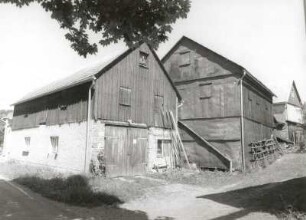 Hermsgrün-Wohlbach, Obere Dorfstraße 5. Gehöft. Scheunen