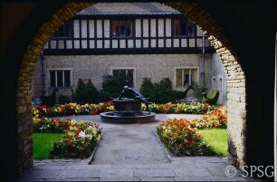 Potsdam, Neuer Garten, Schloss Cecilienhof, Sommerbepflanzung im Prinzenhof.