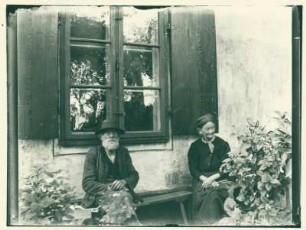 Ernestine Louise und Johann Traugott vor ihrem Haus in Rummelsburg