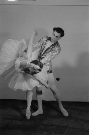 Gastspiel eines russischen Ballett- und Künstlerensembles in der Deutschen Staatsoper Berlin : Primaballerina Alla Schelest mit Boris Bregwadse in "Schwanensee", Teil des Ballettprogramms