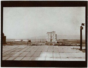 Rotes Meer n. g. [gebel, djebel, dschebel] über Hoteldach in suwes [Suez]