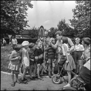 Kinder im Verkehrsgarten, Bild 1, 1960er Jahre. SW-Foto © Kurt Schwarz.