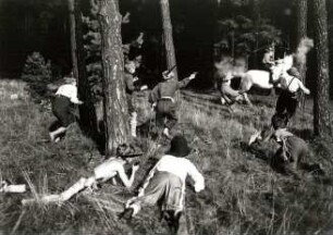 Im Naunhofer Wald : Kinder beim Indianerspiel ("Der Feuerüberfall")