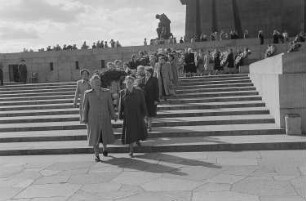 Kranzniederlegung an Ehrenmalen im Treptower Park in Berlin anlässlich des IV. Bundeskongresses des Demokratischen Frauenbundes Deutschlands (DFD) : Elli Schmidt (links) mit weiteren Kongressteilnehmern bei der Kranzniederlegung im Treptower Park