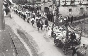 Festzug. Nr. 6: Pferdewagen mit Mädchen mit Schirmen und Männergruppe mit Schulfahne von 1911