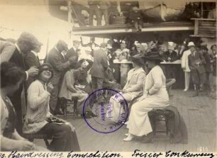 Touristen bei Bordspielen (Frisierwettbewerb) an Bord des Passagierdampfers Cleveland : Bordaufnahmen. Touristen bei Bordspielen (Frisierwettbewerb) an Bord des Passagierdampfers Cleveland