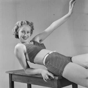 Frau im Bikini liegt auf einem Tisch