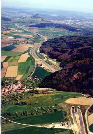 Trassierung mit Blick in Richtung Norden Im Vordergrund: Heilsbergtunnel, in Bildmitte: Riederbachtalbrücke, im Hintergrund: Hohentwieltunnel, rechts davon der Hohentwiel