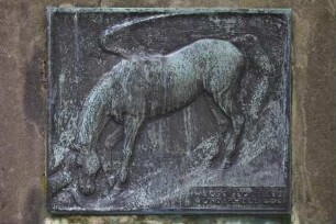 Denkmal für den Dichter Gottfried Schwab (gest. 1903) — Grasendes Pferd
