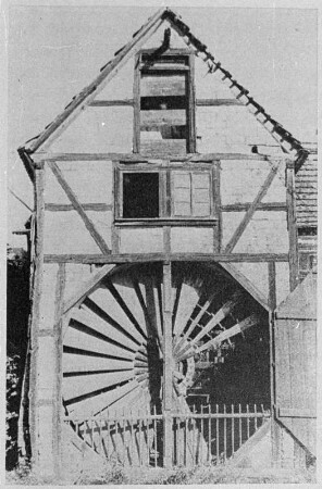 Dresden-Podemus. vertikal turbinenförmiges Windrad in einem Fachwerkgebäude, aus: Sächs. Gebirgsheimat 1979