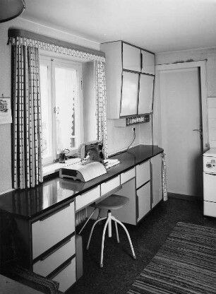 Moderne Küche mit Nähplatz für die Hausfrau (Möbel-Müller Sonthofen)