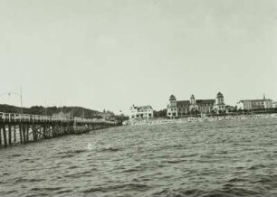 Binz. Ansicht mit Kurhaus und Landungsbrücke vom Meer aus