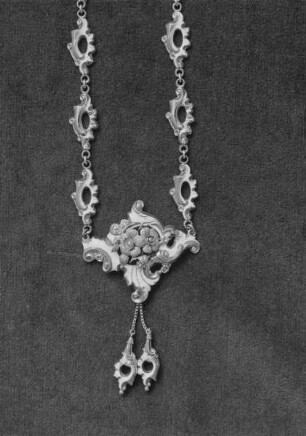 Garnitur, bestehend aus Halskette mit Anhänger, Armreif, einem Paar Ohrgehängen und einer Brosche — Halskette