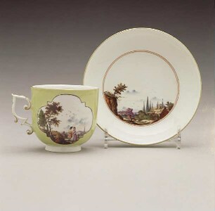Henkeltasse und Unterschale mit lindgrünem Fond