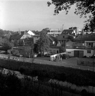 Innenstadt: vorne der Stadtarm der Trave, dahinter Gebäude der Innenstadt, Blick Richtung Nordosten von der Schultwiete aus