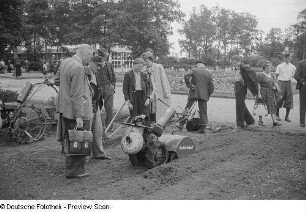 Besucher der Fachmesse landwirtschaftliche Geräte ansehend