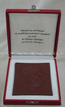 Plakette mit Darstellung von Ernst Thälmann, im Etui