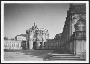 Dresden, Zwinger : Dresden-Altstadt. Zwinger (1709/1728; M. D. Pöppelmann). Zwingerhof gegen Glockenspielpavillon