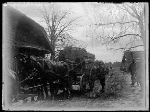 Unbekannte Ortschaft [Litauen/Weißrussland/Ukraine?]: Wagenzug mit Zweispännern auf einer morastigen Ortsstraße