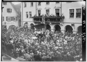 Fasnacht Sigmaringen 1929; Bräuteln vor dem Rathaus