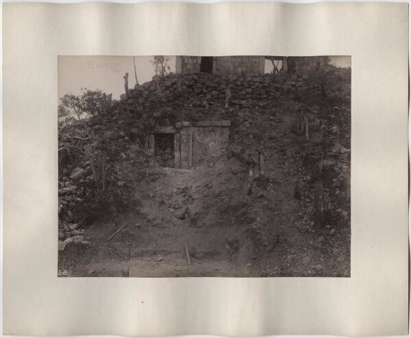 "Fouille d'un temple. Vue vers le nord".