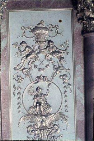 Stuckfelder mit ornamentalem und figuralem Dekor