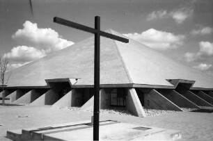 Freiburg, Weingarten: St. Andreas-Kirche, Zeltbau, von Südwesten, mit Kreuz