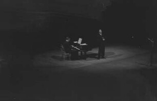 Moissejew-Ensemble im Admiralspalast : Auftritt eines Sängers mit Klavierbegleitung
