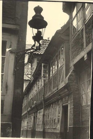 Altstadt : Blick in die Gasse einer Altstadt mit Fachwerkhaus
