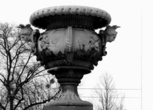 Dresden-Altstadt. Prunkvase (A. Corradini) mit der Darstellung der vier Kontinente, stadtseitiger Eingang der Hauptallee im Großen Garten