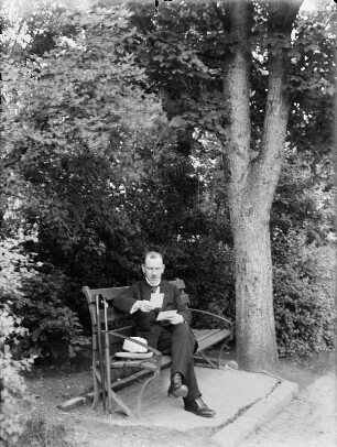 Ernst Blume, Lehrer und Fotograf : Erfurt. Ernst Blume auf einer Parkbank im Stadtpark sitzend