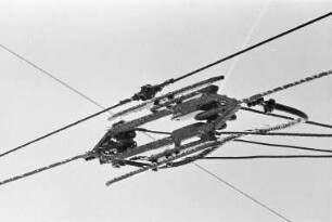 Kälteeinbruch mit Vereisung der Straßenbahn-Oberleitungen