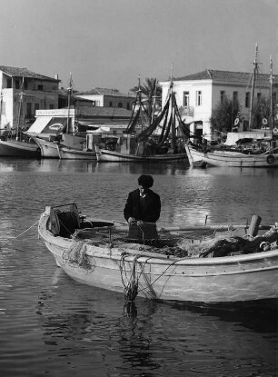 Aigina. Stadtteilansicht mit Fischerbooten