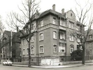 Dresden-Trachau, Reichenberger Straße 13/Ecke Kronenstraße. Wohnhaus (E. 19. Jh.). Eckansicht mit Einfriedung