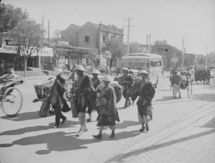 Reise nach China. Straßenbild in Peking : Ansicht mit einer Gruppe von musizierenden? Mönchen (vielleicht Bettelmönchen)