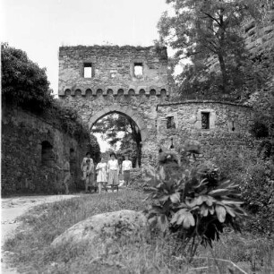 Münzenberg. Burg Münzenberg (vor 1162). Blick gegen Torbogen des Burgeinganges
